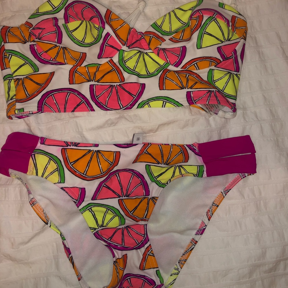 Super cute bikini set!